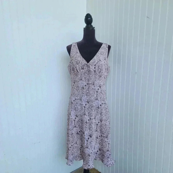Kathie Lee Collection Dresses & Skirts - Kathie Lee Sz 16 Sleeveless Sheath Dress Ruffle Hem Tan White Paisley V-Neck